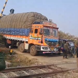 सिमुलतला स्टेशन के पास रेलवे फाटक में फंसा ओवरलोड ट्रक जमुई में गेट नंबर पर जाम मोकामा बाबाधाम लोकल आधे घंटे तक खड़ी…