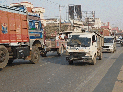 बेतिया में भीषण जाम दिनभर रेंगते रहे वाहन राहगीर परेशान अतिक्रमण और अव्यवस्थित पार्किंग मुख्य वजह…