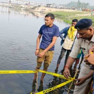 मोतिहारी में सिकरहना नदी से युवक का शव बरामद ग्रामीणों ने पुलिस को दी सूचना मौत के बाद बॉडी फेंकने की आशंका…
