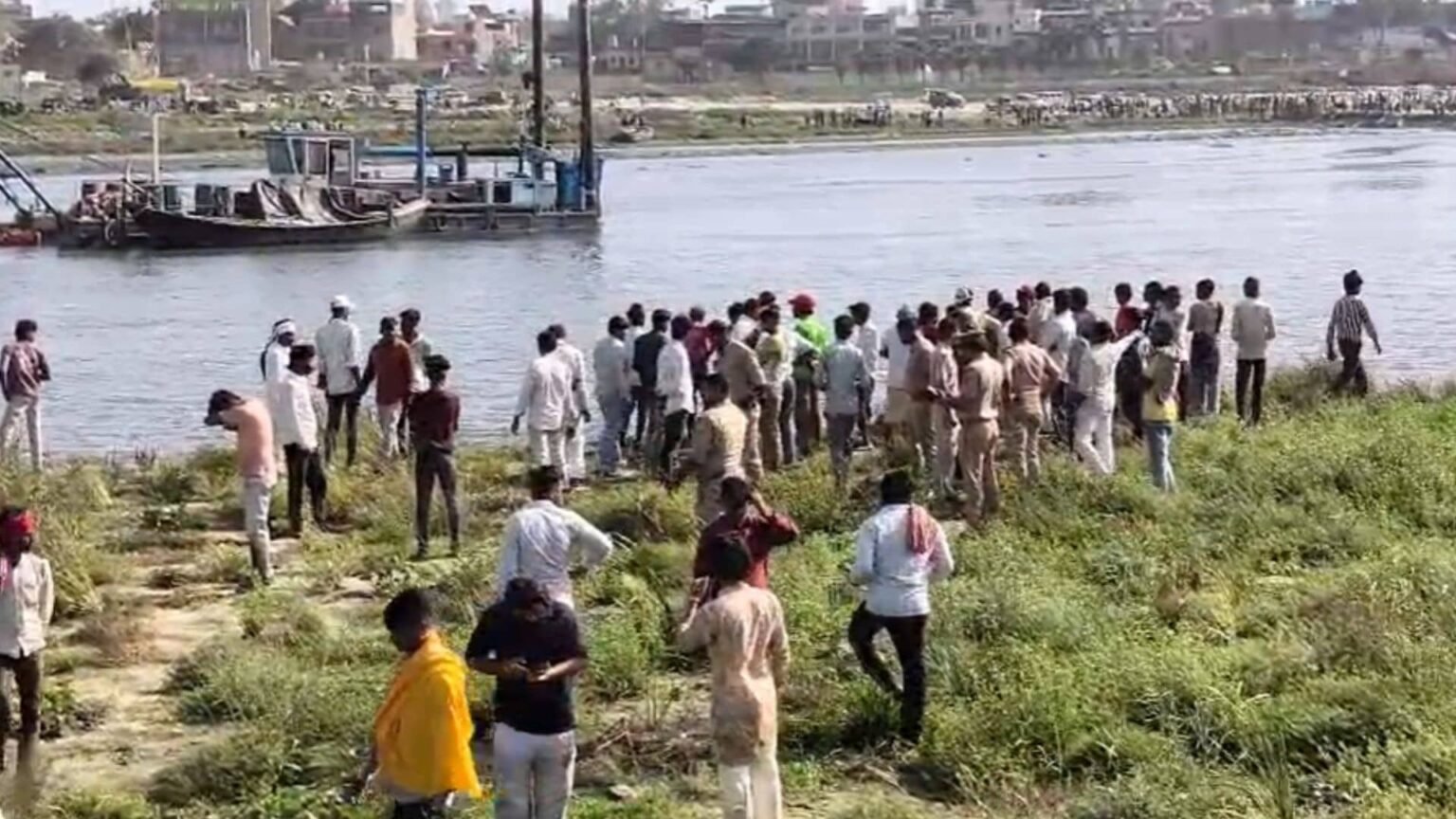 के मथुरा में बड़ा हादसा श्रद्धालुओं से भरी नाव यमुना नदी में पलटी लोगों की मौत की खबर रेस्क्यू जारी…