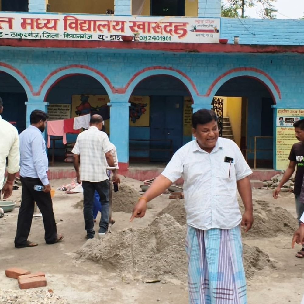 किशनगंज में स्कूल भवन निर्माण में घटिया सामग्री का आरोप ग्रामीणों ने हंगामा कर जांच कार्रवाई की मांग की मुखिया प्रतिनिधि ने निरीक्षण…