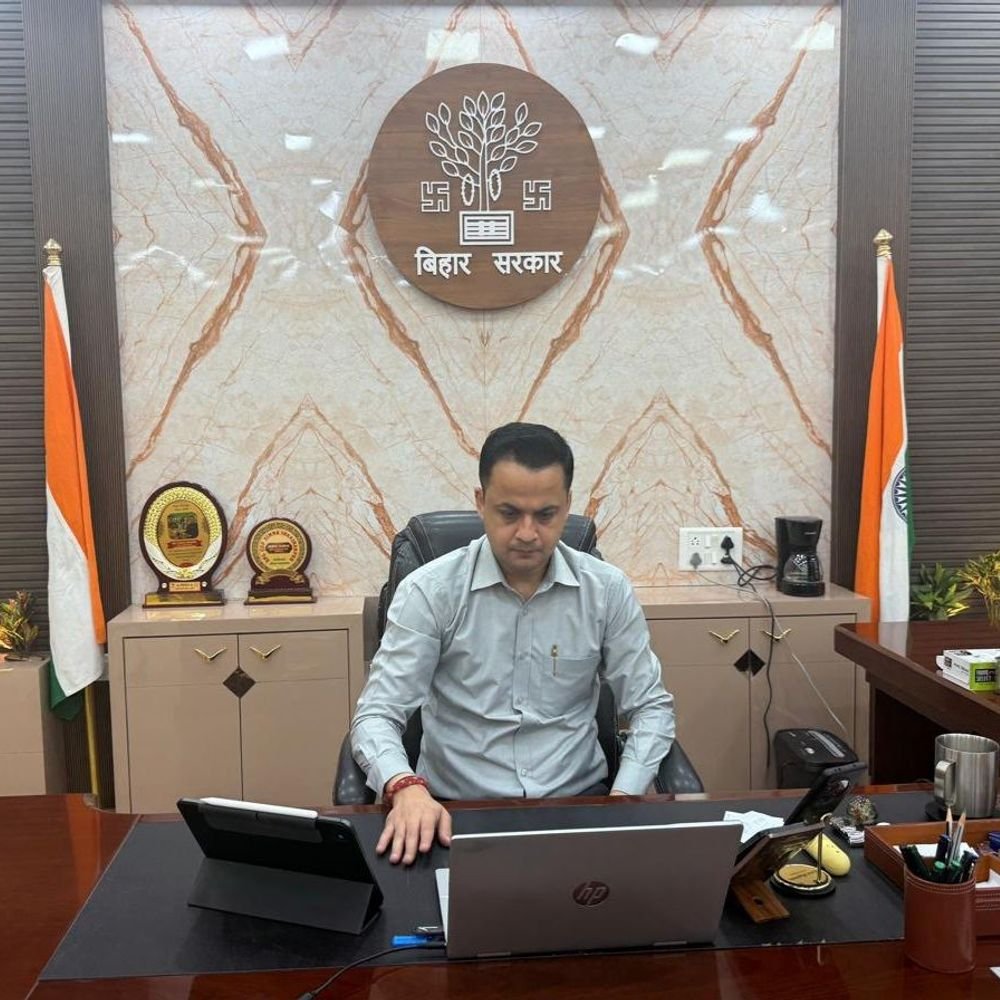 मधुबनी   ने वर्चुअल मीटिंग किया फार्मर आईडी अभियान पर चर्चा की    जून तक कैंप लगेगा