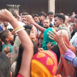 मधुबनी में मंत्री अरुण प्रसाद की गाड़ी तोड़ी महिलाओं ग्रामीणों ने घेरा सुरक्षाकर्मियों ने जैसे तैसे मौके से निकाला दुर्घटनाग्रस्त परिवार से मिलने…