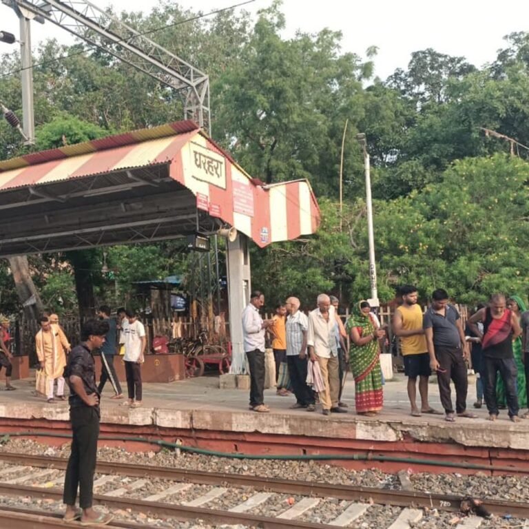 धरहरा स्टेशन पर महिला की ट्रेन से कटकर मौत चलती ट्रेन से उतरते समय हुआ हादसा प्लेटफॉर्म पर भीड़ जुटी…