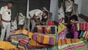 साड़ियों के ढेर में छिपा था नेता पुलिस ने फिल् मी अंदाज में यूं किया गिरफ्तार सरकारी पैसों में से लेता था कट…
