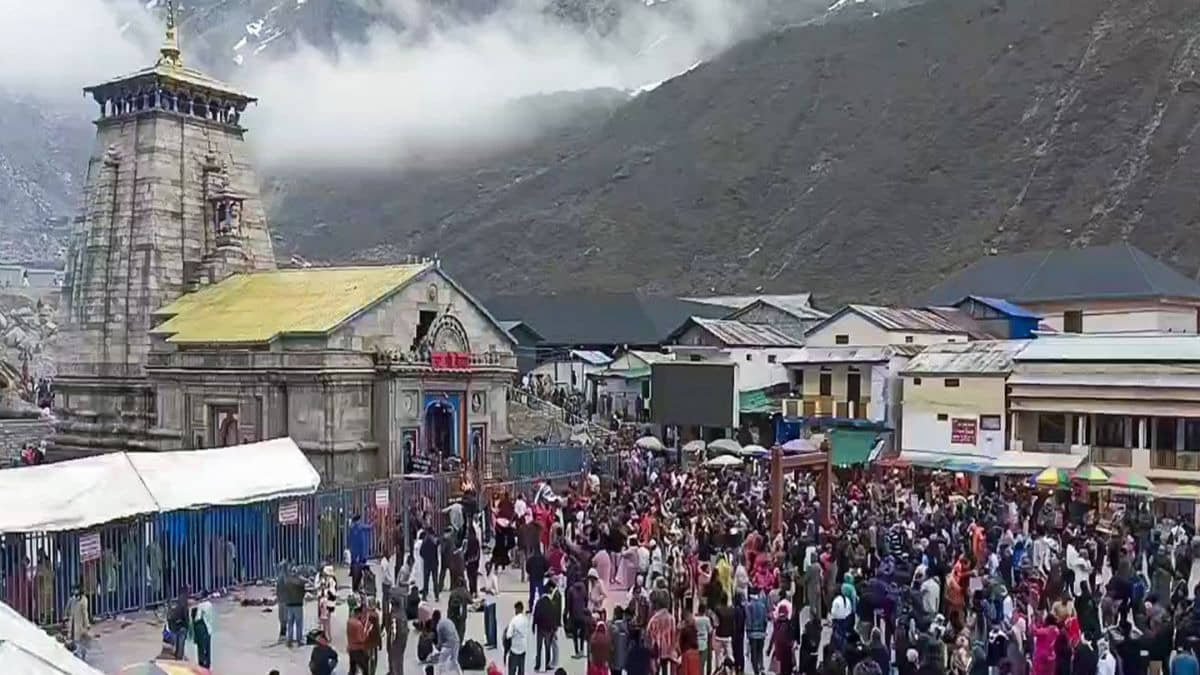 श्रद्धालुओं की बढ़ी मुश्किलें भारी बारिश के बीच गौरीकुंड के पास भीषण लैंडस्लाइड रोकी गई केदारनाथ यात्रा…