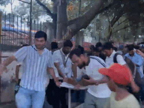 गर्दनीबाग में अभ्यर्थियों का आंदोलन जारी उपेंद्र कुशवाहा ने कहा छात्रों से बातचीत जरूरी छात्र नेता की तबीयत बिगड़ी थी…